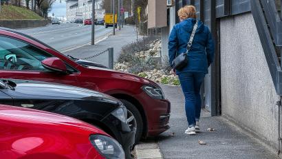 Bild: Stephan Huber
An dieser Stelle ist es richtig eng. Im Fachjargon nennt sich das "Überhang". Ein Radfahrer würde hier vermutlich nicht mehr durchpassen. Deswegen soll die Situation am Kaiser-Wilhelm-Ring beim Wingershofer Tor verbessert werden. Diskussionen gab es im Verkehrsausschuss Amberg um die wegfallenden Parkplätze.