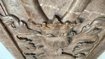 Bild: gri
Die Grabplatte des letzten Adelsherrn von Freudenberg, Hans II. von Freudenberg, an der linken Seitenwand der Wutschdorfer Pfarrkirche.