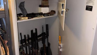 Bild: ge
Ein vorschriftsmäßiger Waffentresor der Klasse 1 mit über 200 Kilogramm Gewicht. Darin dürfen Kurzwaffen (oben) und Gewehre (unten) zusammen gelagert werden.