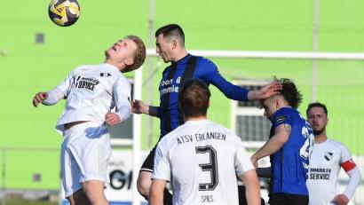 Bild: A. Schwarzmeier
Patryk Bytomski (Mitte) beim Kopfball: Die SpVgg SV Weiden landete mit 2:0 gegen den ATSV Erlangen den fünften Sieg in Folge.