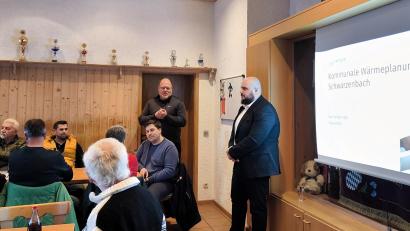 Bild: jma
Bürgermeister Thorsten Hallmann (links, stehend) begrüßte Mert Ambarcioglu (rechts), der die Bürger aus Schwarzenbach zur kommunalen Wärmeplanung informierte.