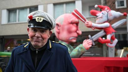 Bild: Federico Gambarini/dpa
Karnevalswagenbauer Jacques Tilly ist von einem russischen Gericht zu achteinhalb Jahren Haft verurteilt worden (Archivbild).