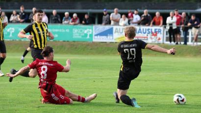 Bild: Dieter Jäschke
Die Spiele des SC Luhe-Wildenau gegen den ASV Burglengenfeld sahen meist den Sportclub (im Bild David Bezdicka beim Torschuss) im Vorteil. Die Positivserie soll auch am Karsamstag halten.
