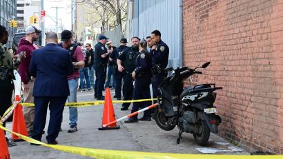 Bild: Kyle Mazza, Kyle Mazza/TheNEWS2 via ZUMA Press Wire/dpa
Die Ermittler gehen von einem Zusammenhang mit Bandenkriminalität aus.