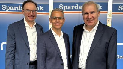 Bild: Sparda-Bank Ostbayern eG/Gerd Baumann
Das Vorstandsgremium der Sparda-Bank Ostbayern eG mit Werner Dollinger, Michael Gruber und Dietmar Breu (von links) zog Bilanz für das Geschäftsjahr 2025.
