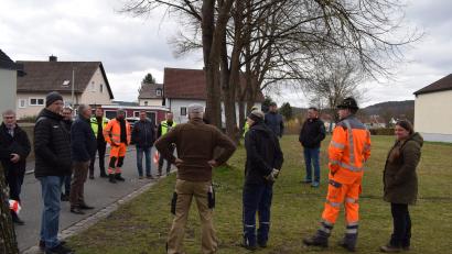 Bild: bnr
Das unbebaute Grundstück an den "Stadtweiherwiesen" soll an zwei Kaufinteressenten veräußert werden. Der Grundstücks-, Bau- und Umweltausschuss nahm das Grundstück bei einem Ortstermin in Augenschein.