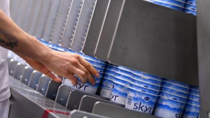 Bild: Martin Schutt/zb/dpa
Skyr ist vom Geschmack her ähnlich wie Joghurt und Quark.