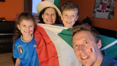 Bild: Nadine Cettolin
Wenn die italienische Nationalmannschaft spielt, dann fiebern Nadine Cettolin und ihre Familie natürlich mit – wie hier bei der Europameisterschaft. Die verpasste WM-Qualifikation machen Mama, Papa und die Kinder natürlich traurig.