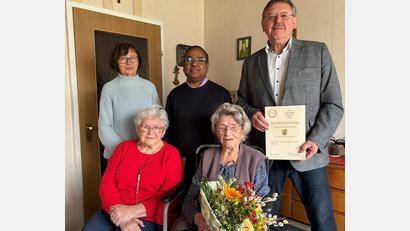 Bild: Stefanie Gradl
Zum 104. Geburtstag von Therese Rohe (vorne rechts) gratulierten Bürgermeister Hans-Martin Schertl, Pfarrer Hrudaya Madanu und Resi Kreuzer (von rechts) sowie Resi Regler.