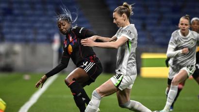 Bild: Jeff Pachoud/AFP/dpa
Für Sarai Linder (r) und die anderen Wolfsburger Fußballerinnen ist die Champions-League-Saison beendet.