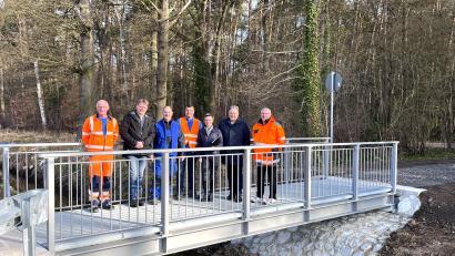 Bild: Julia Lösche
Bürgermeister Thomas Beer (Zweiter von rechts) macht sich gemeinsam mit den Projektbeteiligten ein Bild von der neuen Höllohe-Brücke.