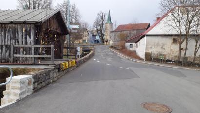 Bild: wkr
Der langersehnte Ausbau der Neugrüner Straße soll noch heuer beginnen. Ein großes Problem ist die Versetzung der Stützmauer am Schnaitbach (im Bild links). Das Bild zeigt die Neugrüner Straße vom Rathaus in Richtung Kriegergedächtniskapelle.