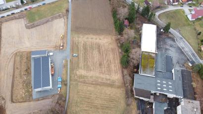 Bild: Markus Melzner
Auf Grundstücken an der Bergstraße in Plößberg herrscht seit einigen Tagen rege Bautätigkeit. Anwohner im Gebiet Am Lerchenfeld wundern sich, was dort vor sich geht – und ob das alles korrekt ist.
