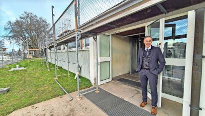 Bild: Torsten Ernstberger
Ein letztes Mal hat der Wunsiedler Landrat Peter Berek am Dienstagabend die Türen zu den altehrwürdigen Marktredwitzer Jahn-Turnhallen geöffnet, bereits einen Tag später begannen die Abrissarbeiten.