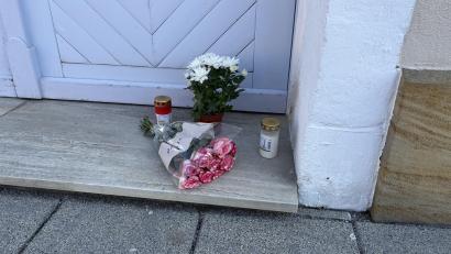 Bild: Jona Lang
Vor der Zahnarztpraxis im Landkreis Amberg-Sulzbach stehen am Donnerstagvormittag Grabkerzen und Blumen.