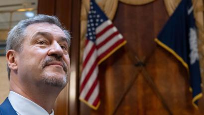 Bild: Sven Hoppe/dpa
Das Fazit von Markus Söder: Trotz der nicht einfachen politischen Lage sind die Beziehungen zu den USA für Bayern weiterhin immens wichtig.