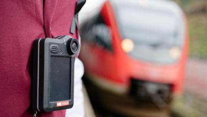 Bild: Uwe Anspach/dpa
Nach dem Angriff klagte der Zugbegleiter der Polizei zufolge über Schmerzen, stand unter Schock und musste seinen Dienst vorzeitig beenden. (Symbolbild)