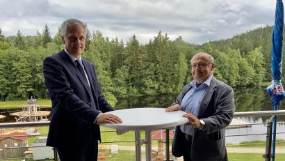 Archivbild: Gabi Eichl
Vor fünf Jahren startete die erfolgreiche Zusammenarbeit: Der Pächter des Restaurants am Gaisweiher, Hans-Rudolf Hüttel (rechts) und Bürgermeister Thomas Meiler bedauern, dass Ende Mai das Pachtverhältnis endet.