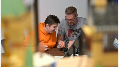 Bild: Malin Wunderlich/dpa
Erwachsene vergessen beim Lego-Bauen die Zeit.