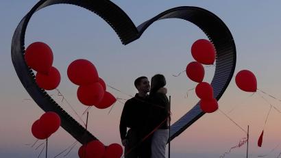 Symbolbild: Petros Karadjias/AP/dpa
Damit eine Beziehung funktionieren kann, ist gegenseitiges Vertrauen und Freiräume lassen wichtig, meint Lisa Sebald.