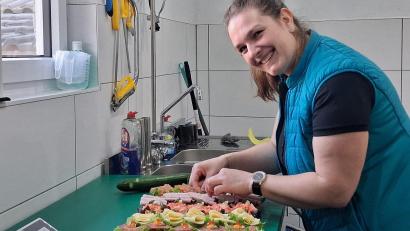 Bild: Doris Scharnagl-Lindinger
Jaqueline Jettke bei der Gestaltung einer Häppchen-Platte: 2025 gründete sie in Pechbrunn einen Partyservice.