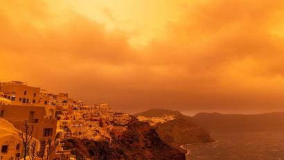 Bild: Jens Büttner/dpa
Der Saharastaub sorgt für ein apokalyptisches Bild.