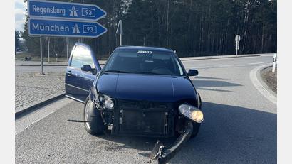 Symbolbild: Polizeiinspektion Schwandorf
Ein etwa 30-jähriger Mann versuchte bei der Autobahnauffahrt Schwandorf Süd einen Unfall. Er krachte beim Fahrsstreifenwechsel in das Auto eines 51-Jährigen. Die Männer blieben unverletzt, an den Fahrzeugen entstand ein Schaden von 30.000 Euro.