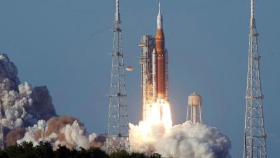 Bild: Chris O'Meara/AP/dpa
Erstmals seit mehr als 50 Jahren sind wieder Menschen auf dem Weg zum Mond.D