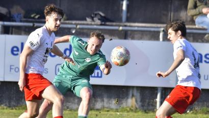 Archivbild: Hubert Ziegler
Leon Kipry (Mitte) erzielte beim 2:0-Sieg der DJK Gebenbach in Coburg den Treffer zum Endstand.