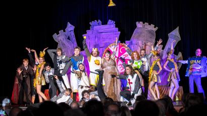 Bild: Florian Wein / OVIGO Theater
Das Ovigo-Theater kündigt die letzten Aufführungen des Musicals „Spamalot“ in Neunburg vorm Wald an. Dort wird dann auch eine große Abschlussparty gefeiert.