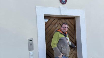 Bild: Marco Pscherer
Im Kulmainer Rathaus geht Marco Pscherer bereits regelmäßig ein und aus, um sich in Gesprächen mit den Mitarbeitern auf seine künftigen Aufgaben als Bürgermeister vorzubereiten.