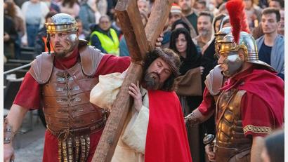 Bild: Stefan Puchner/dpa
Die Aufführung zieht jedes Jahr Tausende Zuschauer an. (Archivbild)