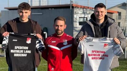 Bild: Markus Kipry
Sportlicher Leiter Nikolei Dürbeck (Mitte) stellt die Neuzugänge Max Völlger (links) und Timo Rubenbauer vor.