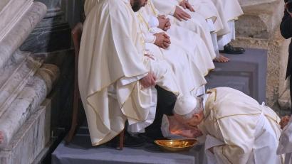 Bild: Andrew Medichini/AP/dpa
Franziskus hatte Häftlingen und auch Muslimen und Frauen die Füße gewaschen - Leo legt wieder mehr Wert auf Tradition.