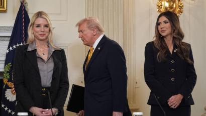 Bild: Evan Vucci/AP/dpa
Bondi und Noem sind nicht mehr Teil von Trumps Regierung. (Archivbild)