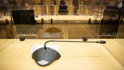 Symbolbild: Friso Gentsch/dpa/Symbolbild
Ein Mikrofon in einem Gerichtssaal.