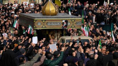 Bild: Vahid Salemi/AP/dpa
Trotz der Tötung zahlreicher Generäle bleibt Irans Machtapparat handlungsfähig. (Archivbild)