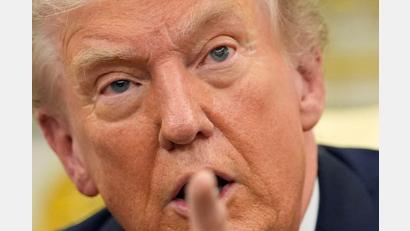 Bild: Alex Brandon/AP/dpa
Donald Trump ist erbost darüber, dass Nato-Partner seinen Iran-Krieg nicht stärker unterstützen. Nun will er Konsequenzen prüfen. (Archivbild)