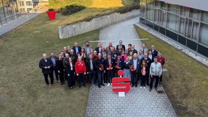 Bild: Sparkasse Amberg-Sulzbach/Kathrin Schmidt
Die Spendenempfänger mit den Sparkassenvorständen Thomas Pickel (hinten rechts) und Sonja Kalb (vorne links), Landrat Richard Reisinger (stellvertretender Verwaltungsratsvorsitzender), Oberbürgermeister Michael Cerny (Verwaltunsgratsvorsitzender) und Stefan Frank (stellvertretender Verwaltungsratsvorsitzender; hinten, Erster, Sechster und Siebter von links).