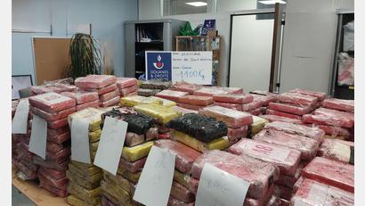 Bild: -/Zoll Frankreich/dpa
In einem vom französischen Zoll gestoppten Laster befanden sich neben Blumenerde auch 998 Kokainpakete. (Handout-Foto)