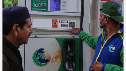 Bild: Muhammad Sajjad/AP/dpa
Spritpreise in Pakistan steigen wegen der Folgen des Iran-Kriegs massiv.