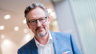 Bild: Rolf Vennenbernd/dpa
Eckart von Hirschhausen ist selbst schon Opfer von Deepfakes geworden. (Archivbild).