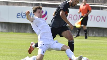 Bild: Hubert Ziegler
Alexander Moratz (links) von der DJK Gebenbach setzt in dieser Szene gegen Ilhami Medineli (rechts) von Fortuna Regensburg zur Grätsche an. In einem Pokalspiel vor der laufenden Saison unterlag Gebenbach gegen die Fortunen mit 0:3 - was man im Punktspiel am Ostermontag korrigieren möchte.