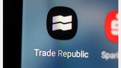 Bild: Fabian Sommer/dpa
Der Online-Broker Trade Republic arbeitet rein App-basiert, hat aber die Bankenbranche schon aufgeschreckt. (Symbolfoto)
