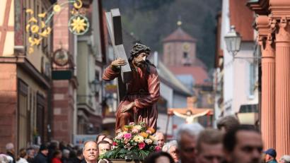 Bild: Karl-Josef Hildenbrand/dpa
Rund 600 Menschen wirken an der Prozession mit.