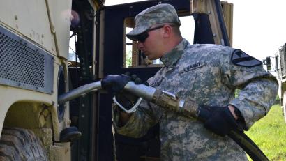 Bild: Staff Sgt. John Cress
Tanken im Dienst ist für US-Soldaten weiter kein Problem. Privat wird es gerade aber auch für sie teurer.