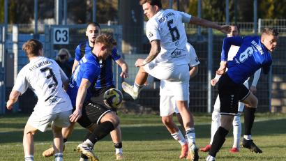 Bild: Gerd Büttner
Christoph Fenninger (Zweiter von links) und Niklas Lang (rechts) sorgen für Gefahr vor dem Erlangener Tor.