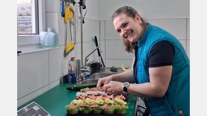 Bild: Doris Scharnagl-Lindinger
Jaqueline Jettke bei der Gestaltung einer Häppchen-Platte: 2025 gründete sie in Pechbrunn einen Partyservice.