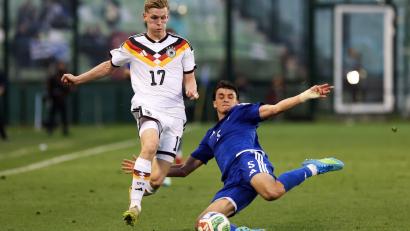 Bild: Yorgos Karahalis/dpa
„Brutales Tempo“: Anton Kade (l) im Einsatz für die U21 gegen Griechenland.