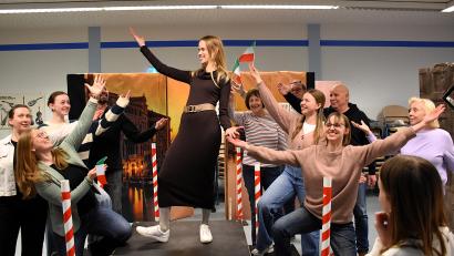 Bild: ubb
Das Ensemble mit Spielleiterin und Kreismusikschulleiterin Laura Demjan (Mitte) übt seit Wochen schon auf der kleinen Bühne im Probensaal.